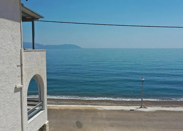 Beachfront House Agia Pelagia Kythira Appartamento *